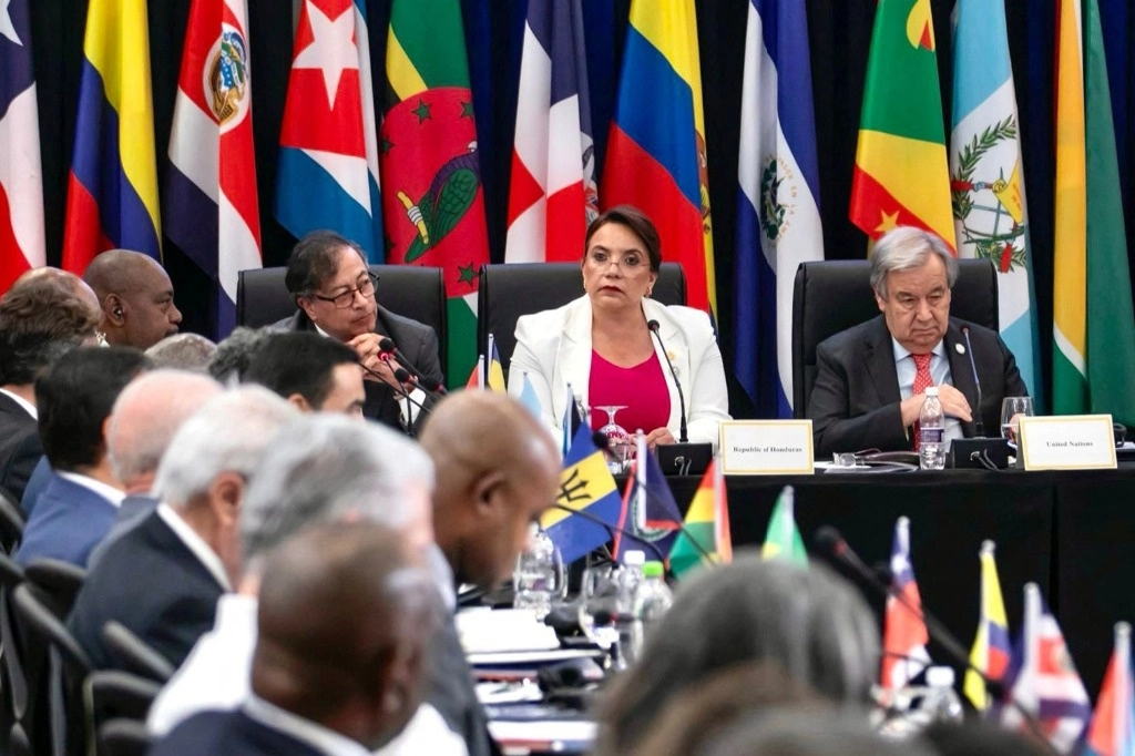 El presidente de Colombia, Gustavo Petro, la presidenta de Honduras, Xiomara Castro, y el secretario general de la ONU, Antonio Guterres, asisten a la Cumbre de la CELAC en Buccament Bay, San Vicente y las Granadinas, el 1 de marzo de 2024. Foto Afp