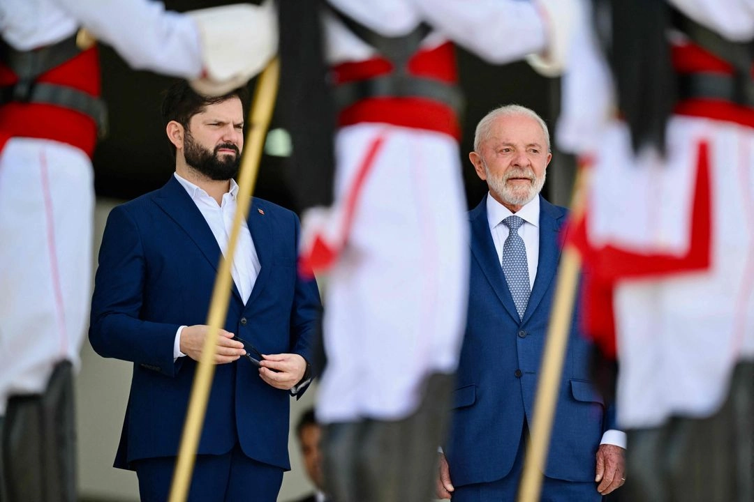 El presidente brasileño, Luiz Inácio Lula da Silva y el presidente chileno, Gabriel Boric, en el Palacio de Planalto en Brasilia el 22 de abril de 2025. 