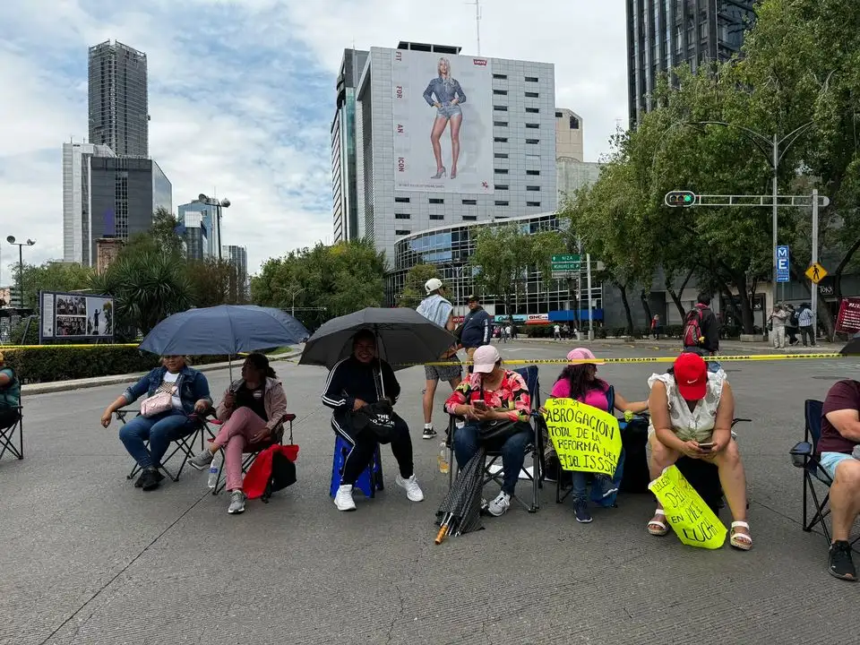 Maestros de la CNTE realizan bloqueos en Paseo de la Reforma, en la Ciudad de México, el 28 de mayo de 2025. Foto 