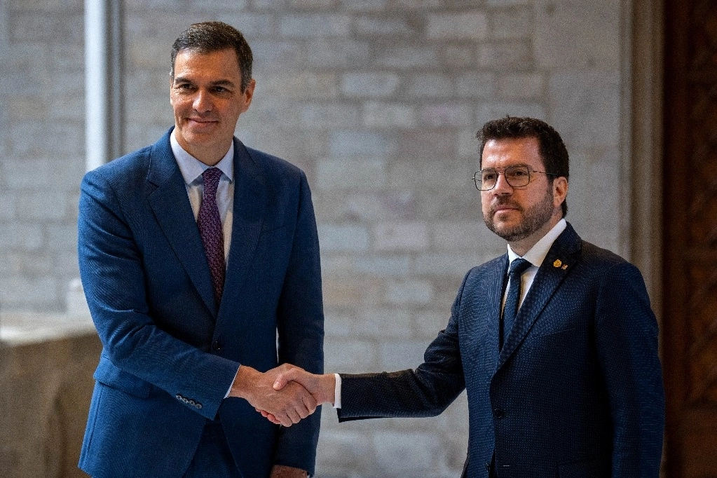 El presidente del gobierno español, el socialista Pedro Sánchez, y el republicano Pere Aragonès se reunieron en Barcelona, el 21 de diciembre de 2023. Foto Ap 