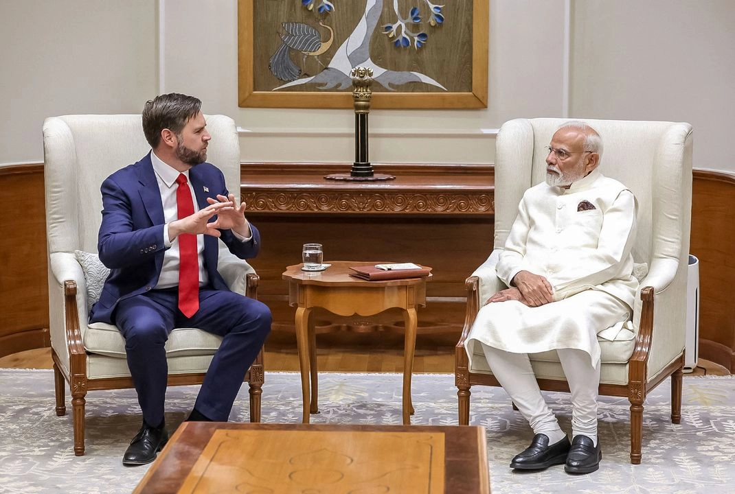 El primer ministro de la India, Narendra Modi habla con el vicepresidente estadounidense, J. D. Vance, durante su reunión en Nueva Delhi, el 21 de abril de 2025.