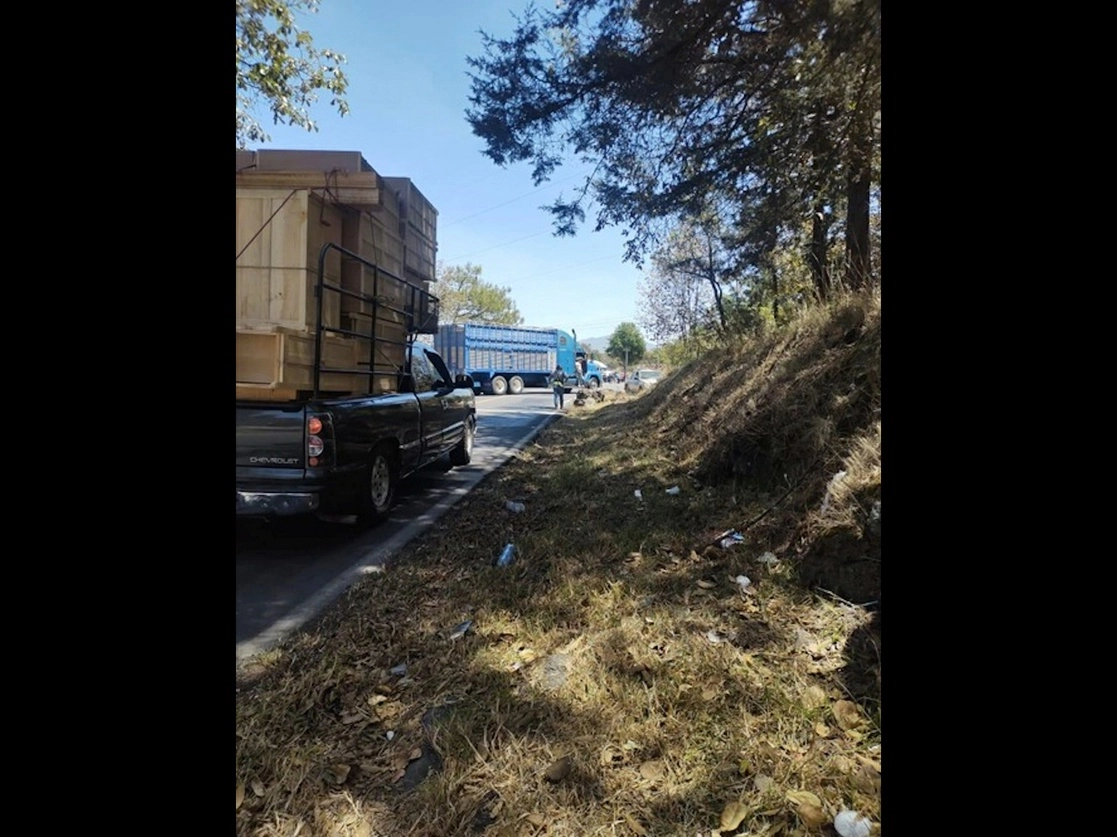 Los habitantes de Uruapicho, Michoacán, además de hacer el bloqueo carretero retuvieron una decena de vehículo para demandar mayor seguridad, el 31 de enero de 2023. Foto ‘La Jornada’