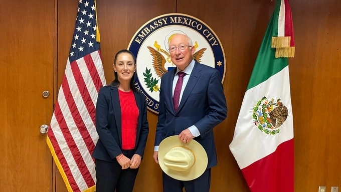 Claudia Sheinbaum y Ken Salazar en la embajada de EU en México. Foto Twitter @USAmbMex
