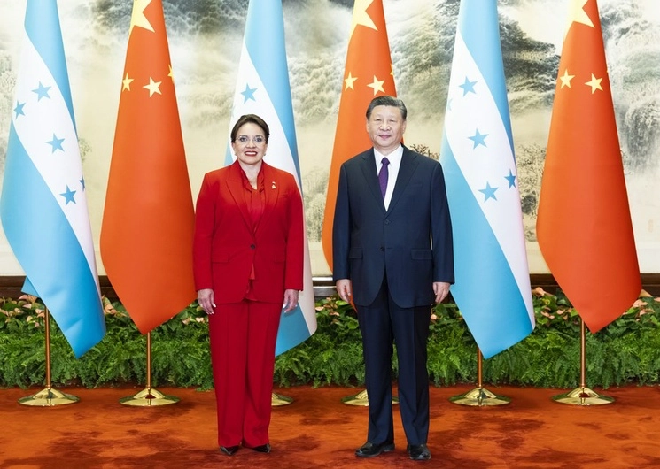 El presidente chino, Xi Jinping, sostuvo conversaciones con la presidenta de la República de Honduras, Iris Xiomara Castro Sarmiento, de visita en China, en el Gran Salón del Pueblo en Pekín, el 12 de junio de 2023. Foto Xinhua