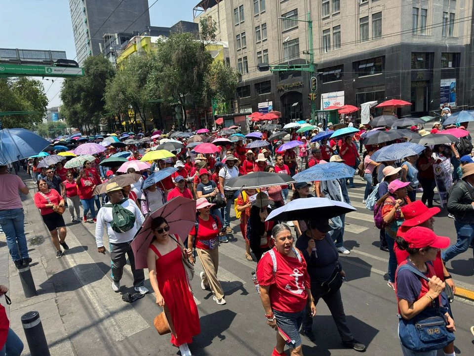 Integrantes de la CNTE marcharon esta mañana en el Centro Histórico de CDMX. Foto 
