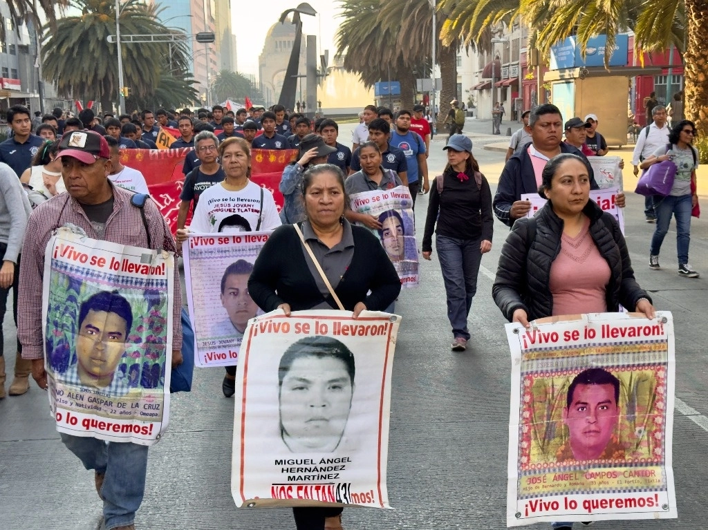 Familiares de los 43 normalistas de Ayotzinapa durante una protesta en imagen de archivo. Foto Roberto García
