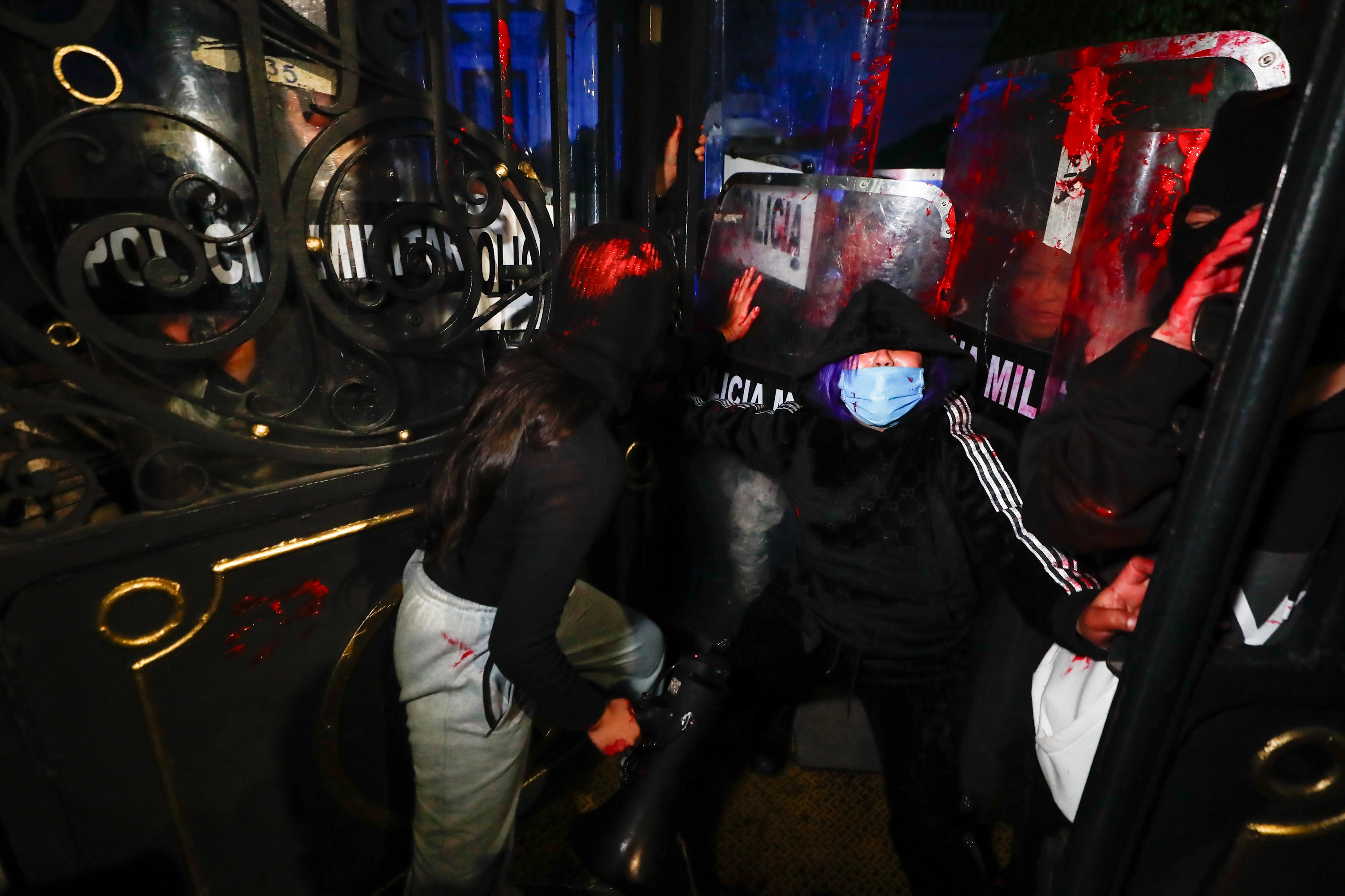 Poco después de las 10 de la noche, activistas y familiares de la menor Holi Yash protestaron en la Secretaría de Gobernación en exigencia de justicia, luego de denunciar por años el secuestro y violación de la menor en 2018, cuando fue arrebatada a su padre durante un operativo policiaco en Chimalhuacán. Foto 