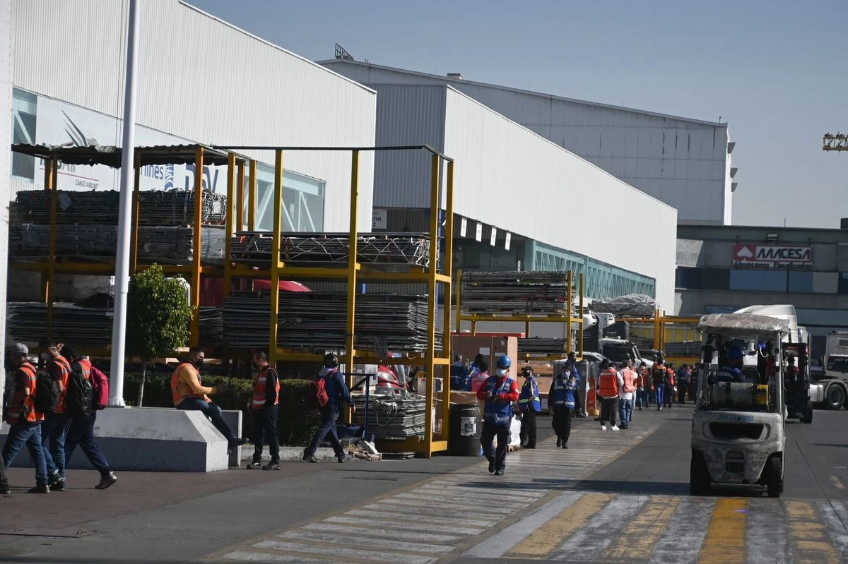 Labores aduaneras en el AICM 