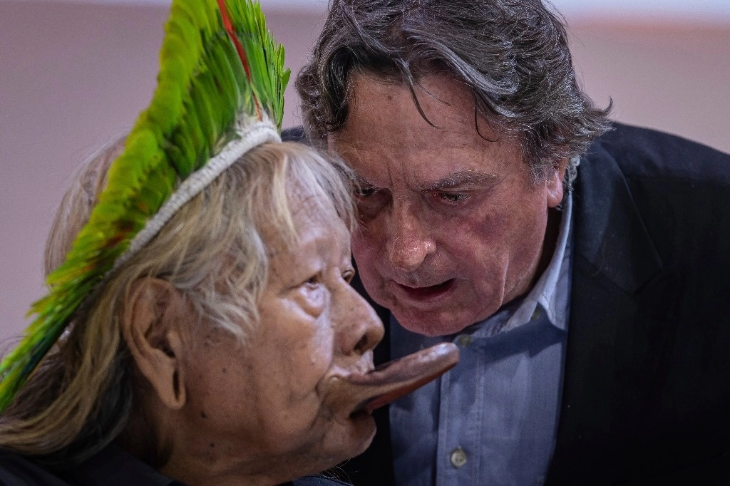 Raoni Matuktire, jefe de la tribu indígena kayapó y el cineasta belga Jean-Pierre Dutilleux, en imagen de archivo. Foto Ap.