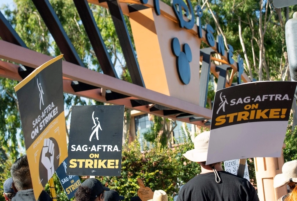 La actriz, Fran Drescher, dice que la alianza de productores de cine y tv (AMPTP )suspendieron las negociaciones con el sindicato de actores (SAG-AFTRA). Foto Afp