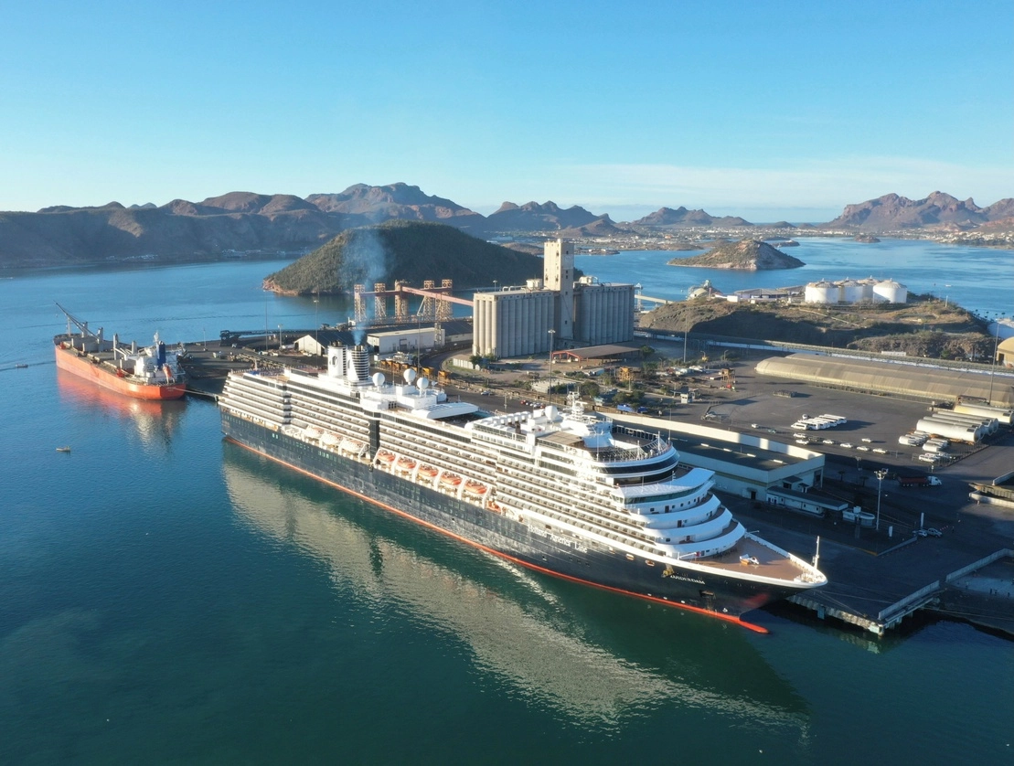 Al crucero que le fue rechazado el acceso en dos puertos fue recibido en Guaymas, Sonora, con el apoyo del gobierno de esa entidad, el 28 de diciembre de 2021. Foto tomada del Twitter de @ASIPONAGUAYMAS

