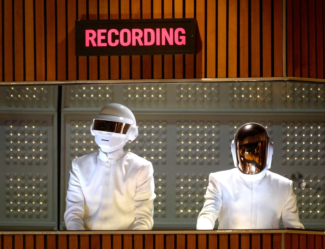 Los músicos franceses Thomas Bangalter (izquierda) y Guy-Manuel de Homem-Christo de Daft Punk se presentan en el escenario durante la 56a entrega de los Grammy en el Staples Center de Los Ángeles, California. Foto Afp / Archivo