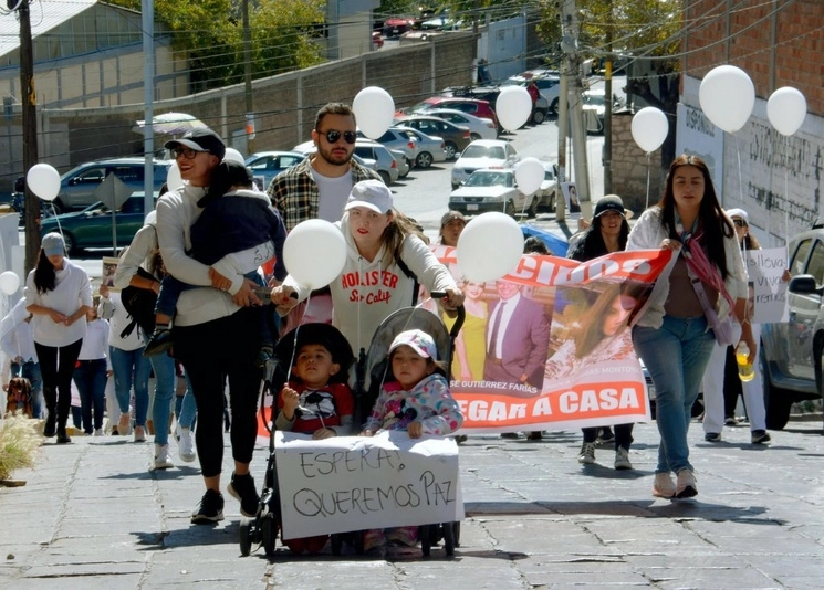 Familiares y amigos de Daniela y Viviana Márquez, Irma Vargas Montoya y José Gutiérrez, quienes desaparecieron en el municipio de Tepetongo, Zacatecas, protestaron en la capital del estado en enero pasado para exigir su localización. Foto Alfredo Valadez Rodríguez