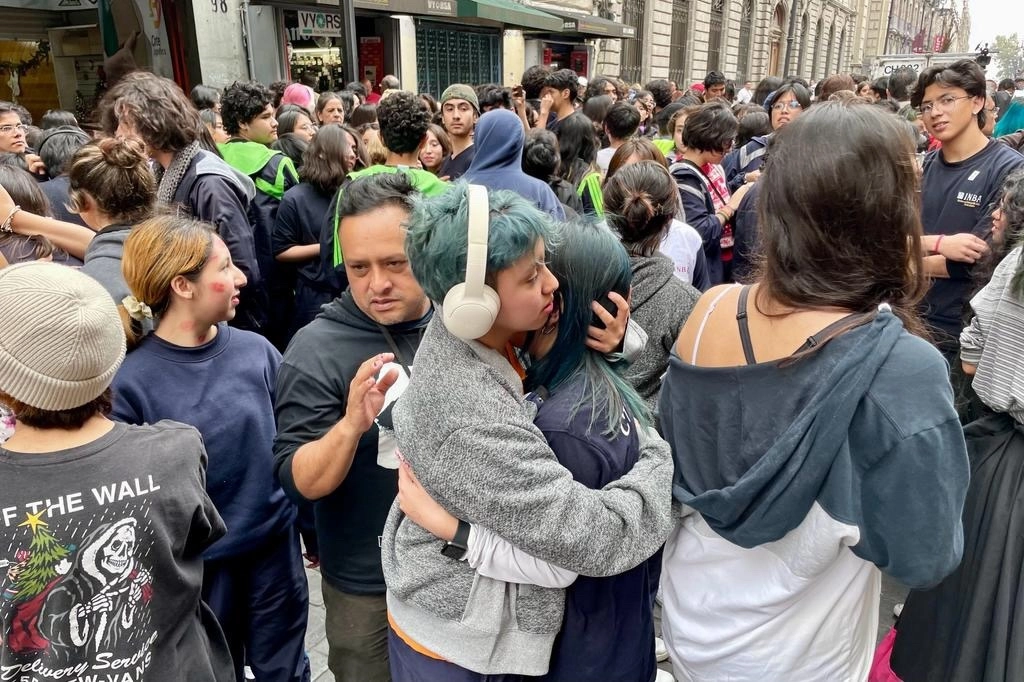 Capitalinos salieron a las calles siguiendo los protocolos de Protección Civil. Foto Roberto García 