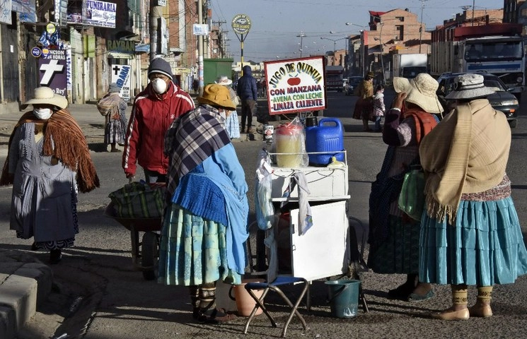 Las mujeres indígenas en una calle de El Alto, Bolivia, en medio de la nueva pandemia de coronavirus. Foto Afp