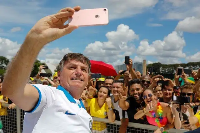 El presidente de Brasil, Jair Bolsonaro, se sometió a su segunda prueba para detectar si tiene coronavirus. Foto Afp 