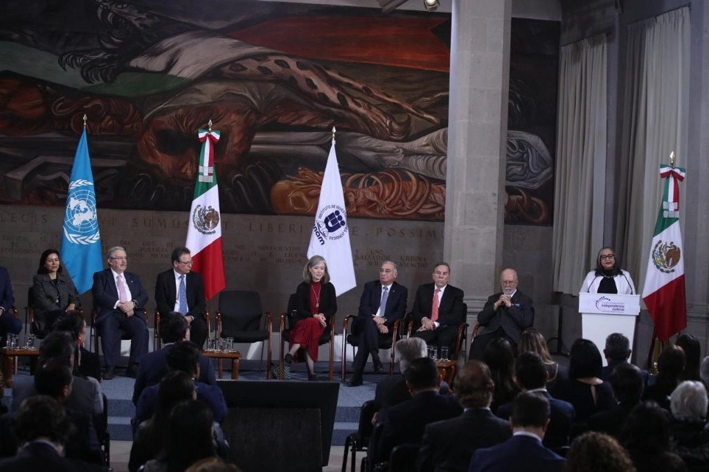 La ministra presidenta de la SCJN, Norma Piña, inaugura el Encuentro Internacional sobre Independencia Judicial: Reflexiones desde la Judicatura, acompañada por Jesús Peña Palacios, representante de la ONU-DH, y Mónica González Contró, directora del Instituto de Investigaciones Jurídicas de la UNAM, en el área de Murales de la corte, en la Ciudad de México, el 12 de agosto de 2024. Foto María Luisa Severiano