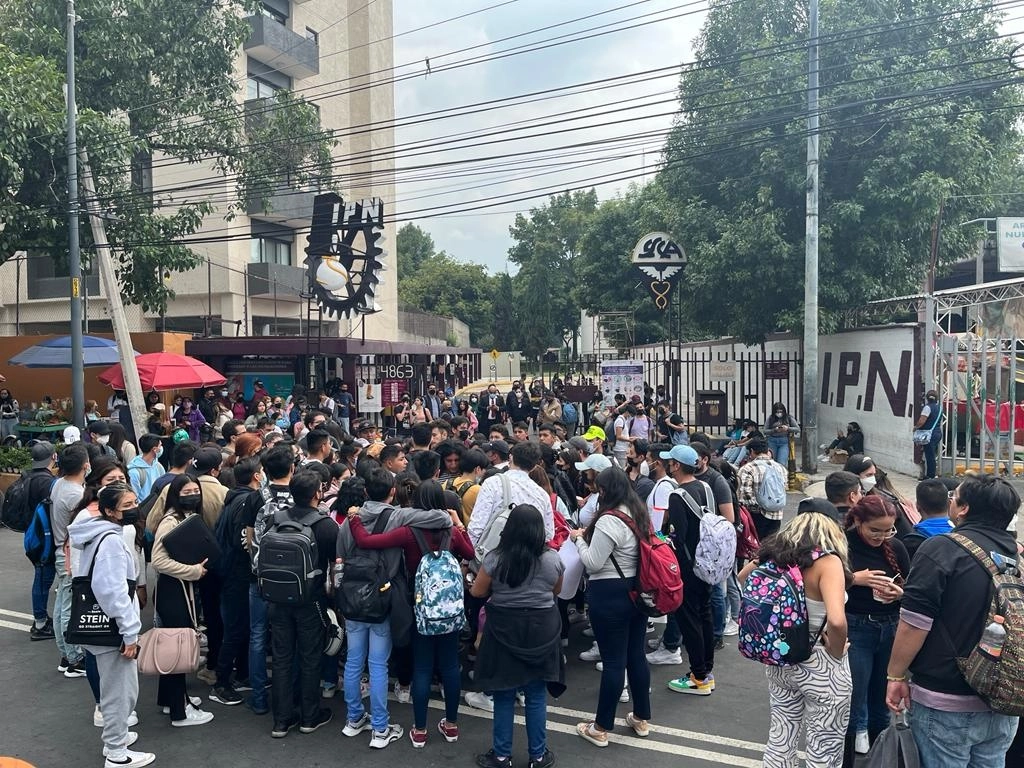 Dos carriles de Periférico Sur, con dirección a Xochimilco, fueron liberados tras permanecer bloqueados por estudiantes de la ESCA unidad Tepepan del IPN, en la Ciudad de México, el 6 de septiembre de 2022. Foto Alfredo Domínguez