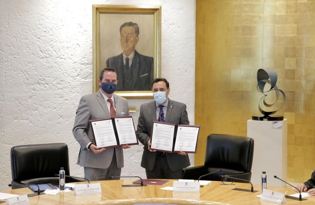 Firma del convenio entre el Instituto Politécnico Nacional  y el Consejo de la Comunicación. Foto tomada de la cuenta de Twitter @IPN_MX
