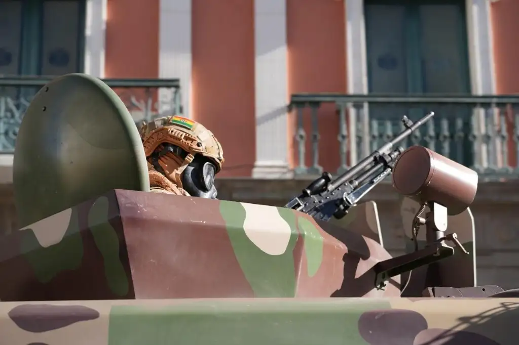 Militares rodean el Palacio de Gobierno de Bolivia, en La Paz, el 26 de junio de 2024. Foto 'La Jornada'
