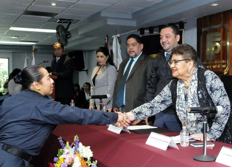 Un total de 107 nuevos agentes se sumaron al estado de fuerza de la Policía de Investigación. Foto cortesía de la FGJCDMX