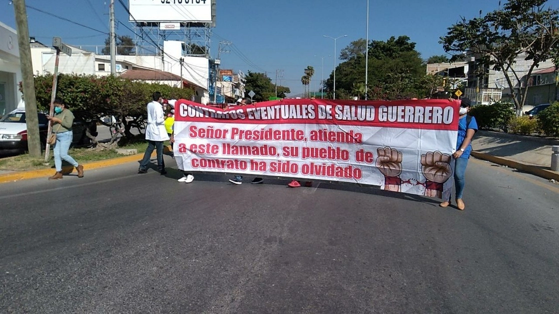 Protesta de trabajadores de la Secretaría de Salud en Guerrero, el 8 de febrero de 2021. Foto La Jornada