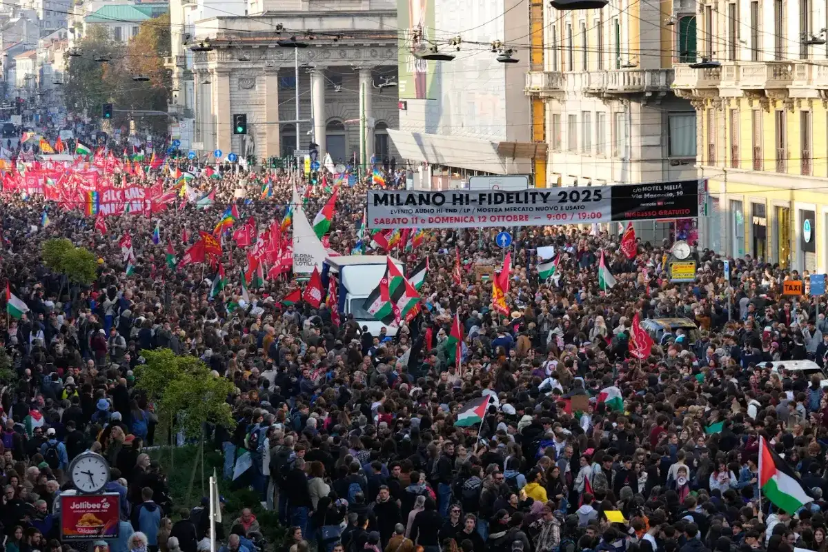 Más de 2 millones de personas repudiaron el genocidio y el asalto a la misión internacional, incluida una movilización en Roma con 300 mil manifestantes. Además, los sindicatos paralizaron el país. En Florencia, se congregaron en el centro de entrenamiento de la selección de futbol y exigieron que se suspenda el partido de las eliminatorias mundialistas contra Israel, mientras el entrenador Pep Guardiola convocó a una marcha hoy en Barcelona. La imagen, en Milán. Foto