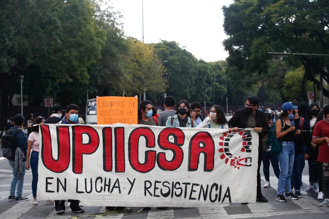 Los estudiantes de la Unidad Profesional Interdisciplinaria de Ingeniería y Ciencias Sociales y Administrativas (UPIICSA) del IPN permanecen en paro indefinido. La imagen, durante una protesta de los alumnos de este plantel, el pasado 31 de agosto. Foto Víctor Camacho