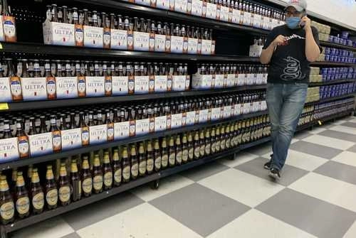 Venta de bebidas alcohólicas en un supermercado ubicado en Benito Juárez, donde la ley seca no opera. Foto María Luisa Severiano