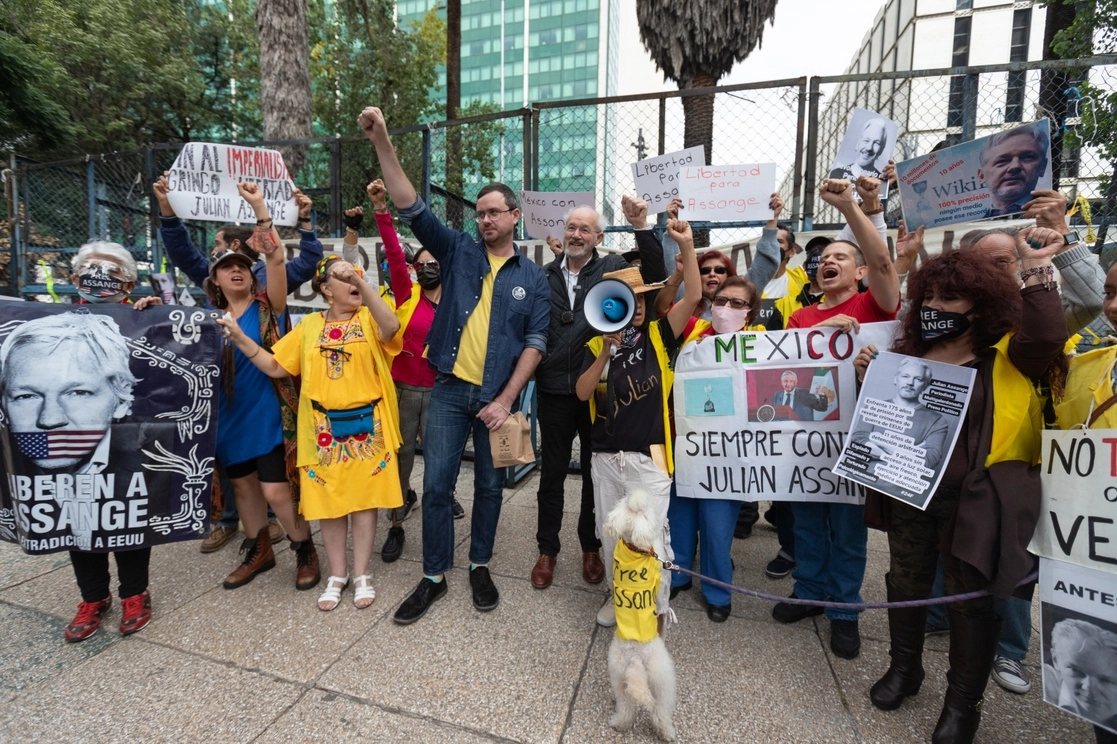 El padre y hermano de Julian Assange (al centro) junto a activistas en jornada de protesta por la extradición del fundador de Wikileaks. Foto Pablo Ramos/ archivo