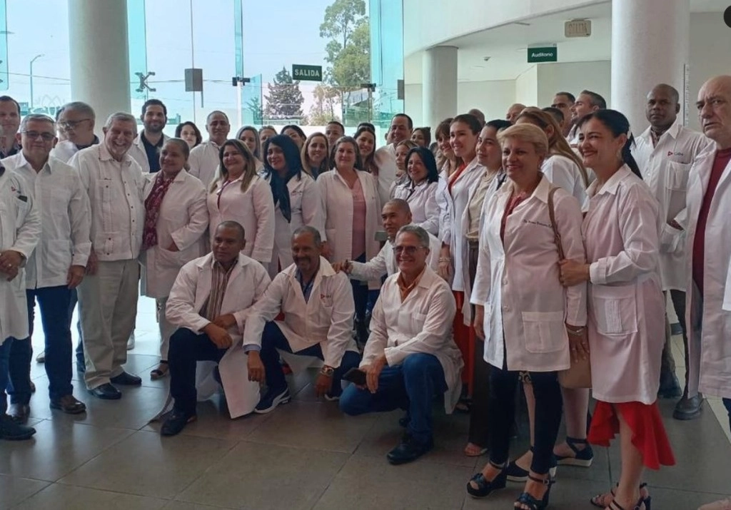 Los 768 médicos cubanos que trabajan en unidades médicas de IMSS Bienestar continuarán y en los próximos días llegarán 123 más, informó José Angel Portal Miranda, ministro de Salud Pública de Cuba.  Imagen tomada de X @japortalmiranda 