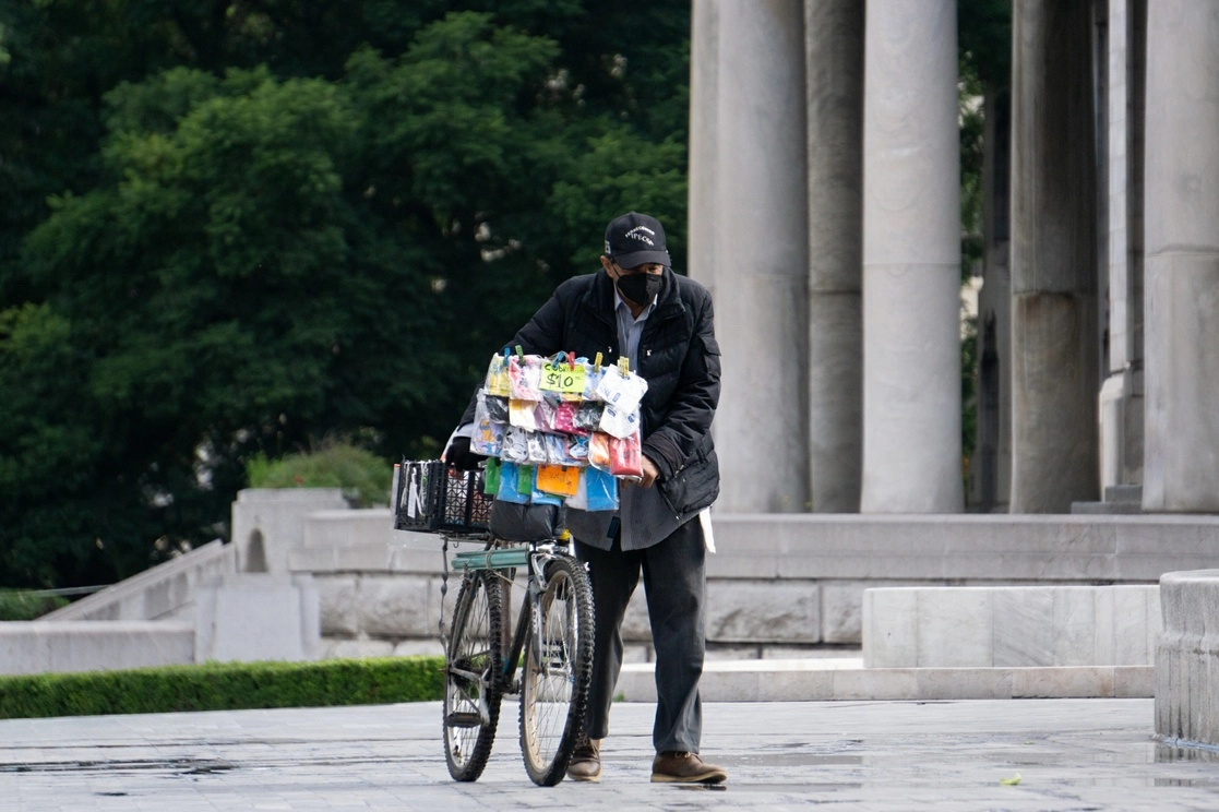 Un vendedor ambulante de cubrebocas, frente al Palacio de Bellas Artes, en la Ciudad de México. Foto Pablo Ramos / Archivo
