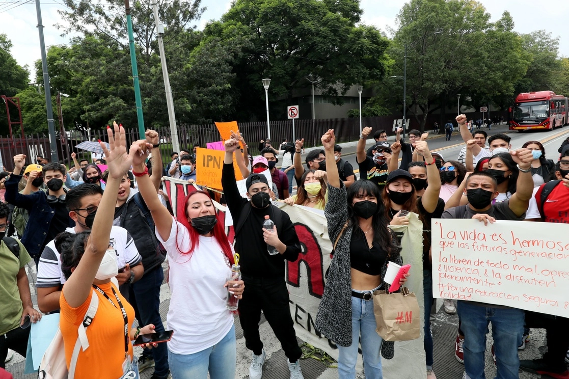 Alumnos de la Unidad Profesional Interdisciplinaria de Ingeniería, Ciencias Sociales y Administración del IPN durante una protesta, el 31 de agosto pasado. Foto Roberto García Ortiz