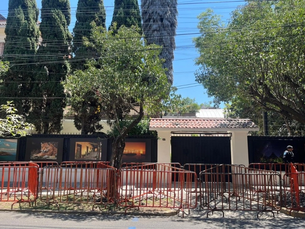Colocan vallas para reforzar la seguridad de la embajada de Ecuador en México, el 6 de abril de 2024. Foto Víctor Camacho