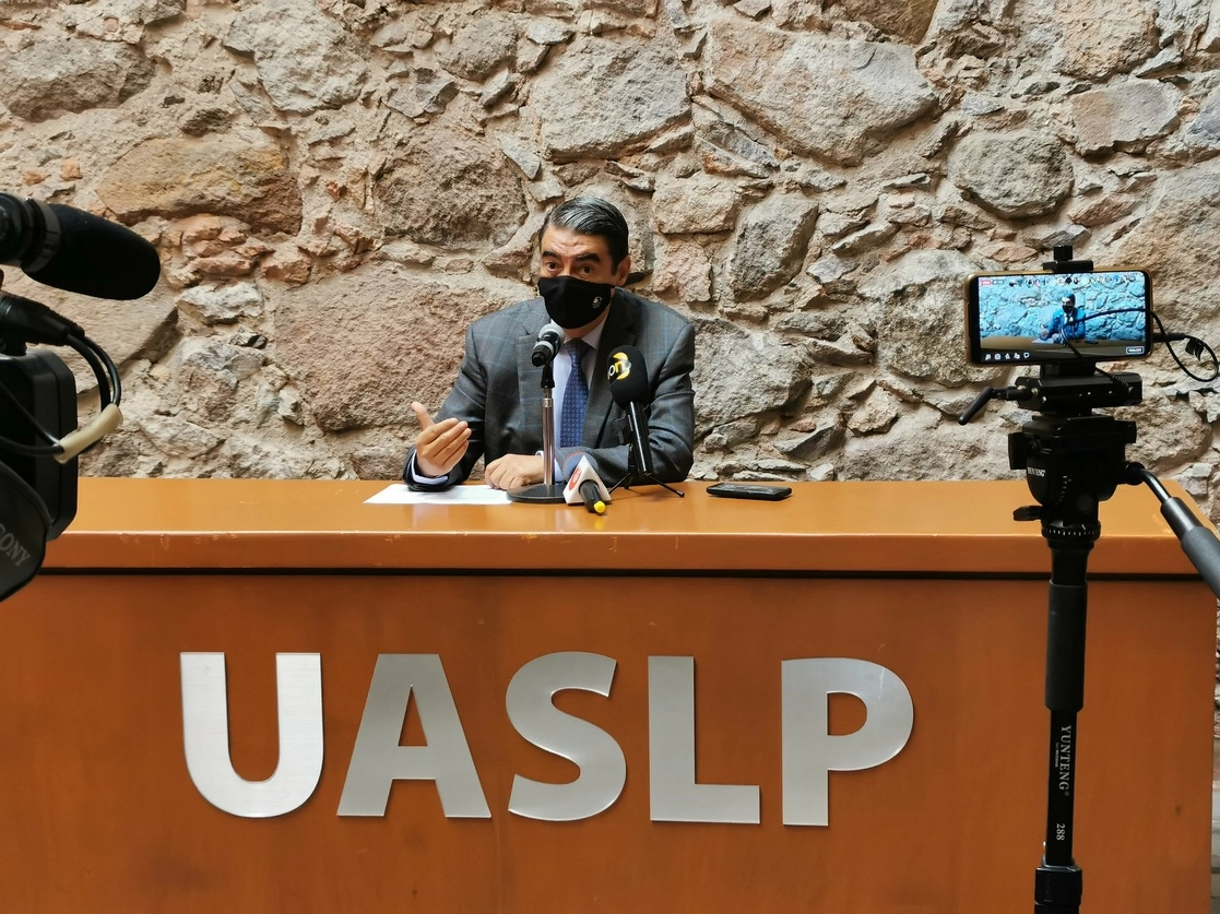 La Universidad Autónoma de San Luis Potosí tituló por primera vez a una persona transgénero. En la imagen, el rector de la institución, Alejandro Zermeño, durante conferencia, el 28 de junio de 2021. Foto tomada del Twitter de @LaUASLP