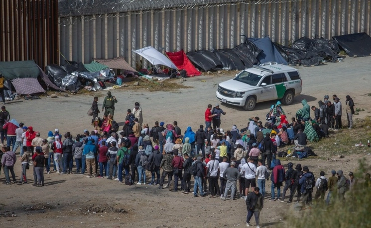 Decenas de migrantes se entregan a la Patrulla Fronteriza para pedir asilo humanitario. La imagen en la frontera México-EU, desde Tijuana, Baja California. Foto: Omar Martínez/ La Jornada Baja California