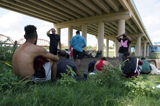 Migrantes esperan ser procesados ​​por la Patrulla Fronteriza después de cruzar ilegalmente el río Bravo de México a EU en Eagle Pass, Texas, Foto Ap