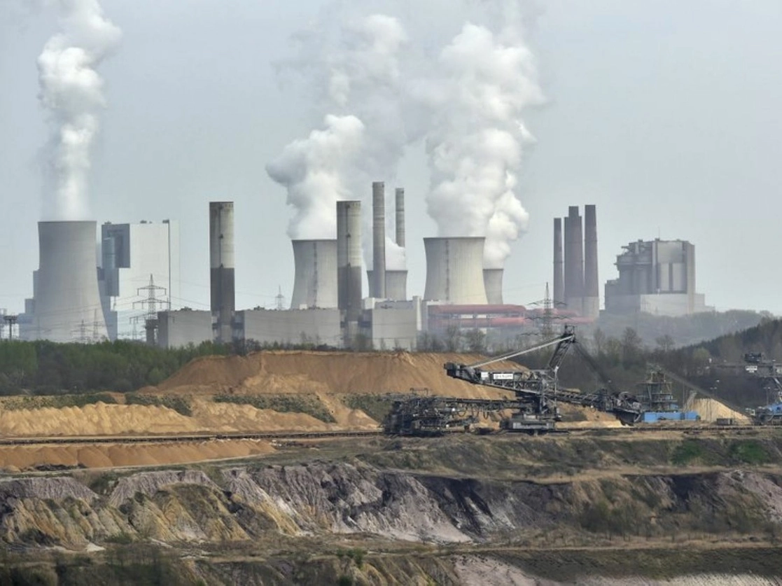 El gobierno "blinda" al país de la minería, destacó también la titular de Semarnat. En la imagen, máquinas gigantescas cavan para extraer lignito en una mina a cielo abierto. Detrás, una central eléctrica cercana a la ciudad de Grevenbroich, en Alemania. Foto Ap / Archivo