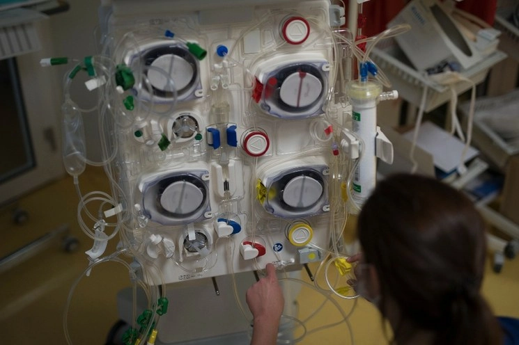 Una trabajadora de la salud prepara una máquina de diálisis para utilizarla en pacientes con COVID-19, en la unidad de cuidados intensivos, en el Centro Hospitalario Joseph Imbert en Arles, sur de Francia. Foto AP