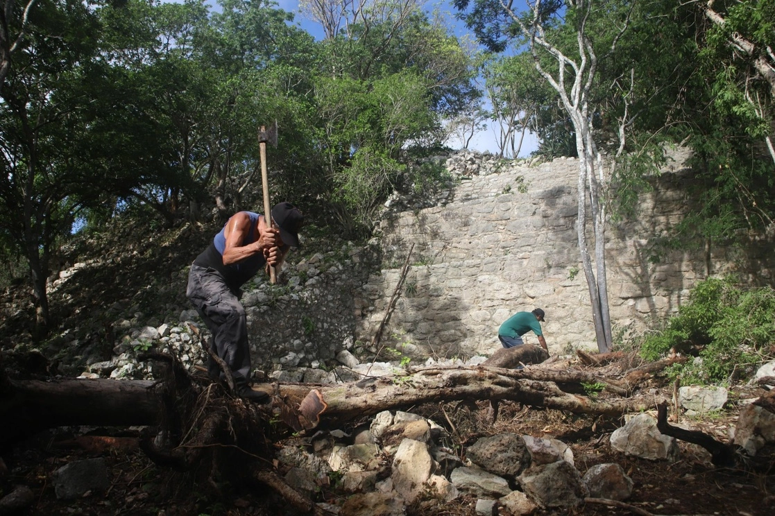 Trabajos de restauración de la zona sur de la Zona Arqueológica de Dzibilchaltún, en Yucatán. Foto Cuartoscuro 