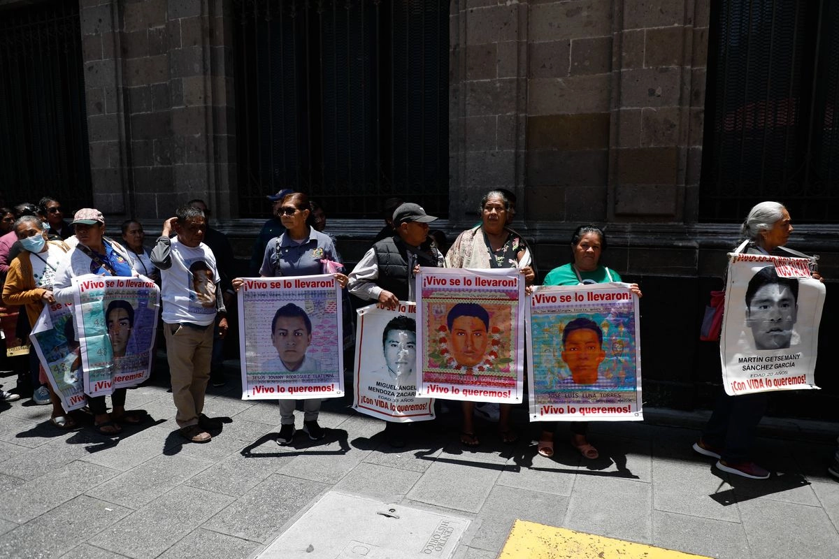  Padres y familiares de los 43 estudiantes desaparecidos de Ayotzinapa llegan a Palacio Nacional, donde sostendrán una reunión con la presidenta de México, Claudia Sheinbaum Pardo, el 29 de julio de 2025. 
