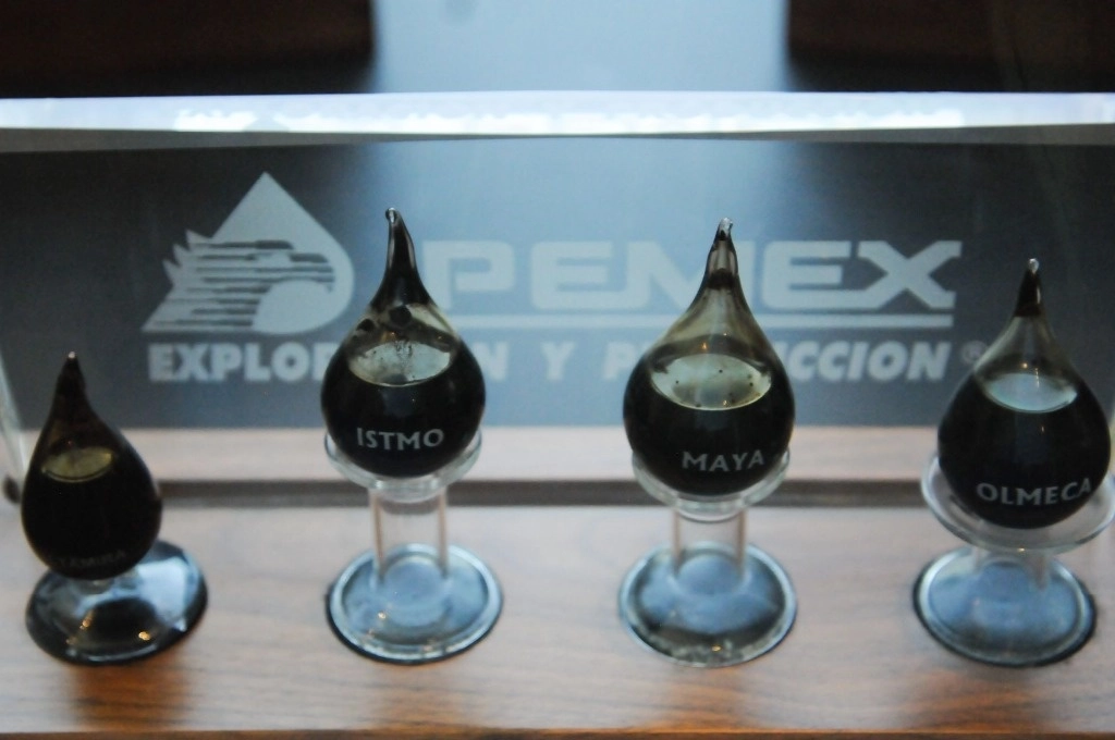 Muestras de los hidrocarburos que son refinados por Pemex. Foto Cuartoscuro / archivo