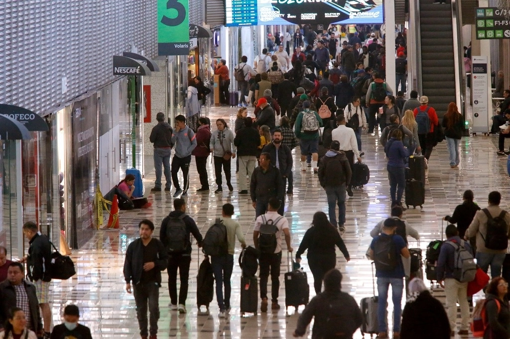 Del total, 63 millones 691 mil fueron en vuelos nacionales, una cifra 11.3% superior con respecto a lo reportado a lo largo de todo 2022, dijo la Sectur. Foto María Luisa Severiano / Archivo