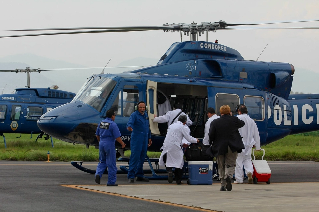 Elementos del agrupamiento “Condores” traslada un corazón y un hígado hacia un hospital de la Ciudad de México. Foto Cuartoscuro / Archivo
