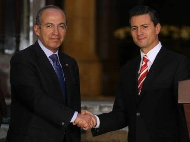 Felipe Calderón Hinojosa y Enrique Peña Nieto, en Los Pinos. Foto José Antonio López / Archivo