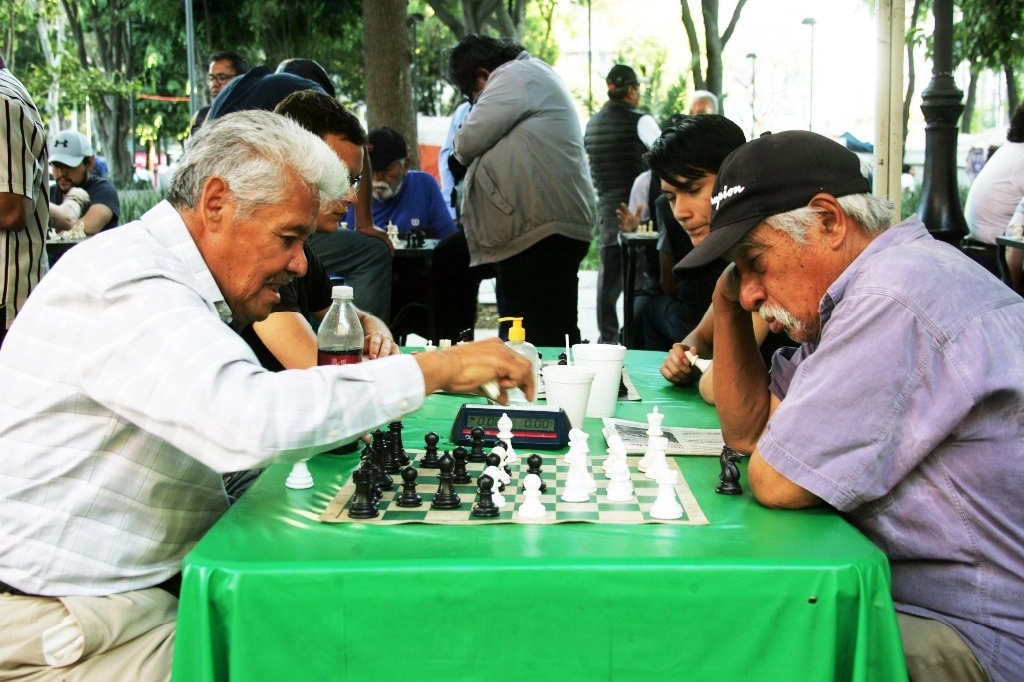 Adultos mayores frente al Museo de Memoria y Tolerancia. Foto Roberto García Rivas/ archivo