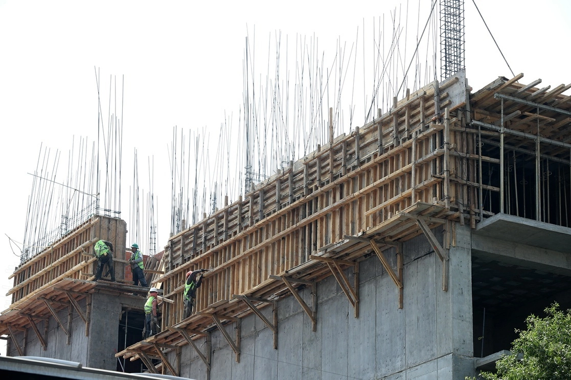 La actividad económica de México registró una contracción mensual en mayo pasado, debido a la caída del sector de servicios y a la debilidad de la industria nacional, reveló el IGAE. Foto Luis Castillo / Archivo