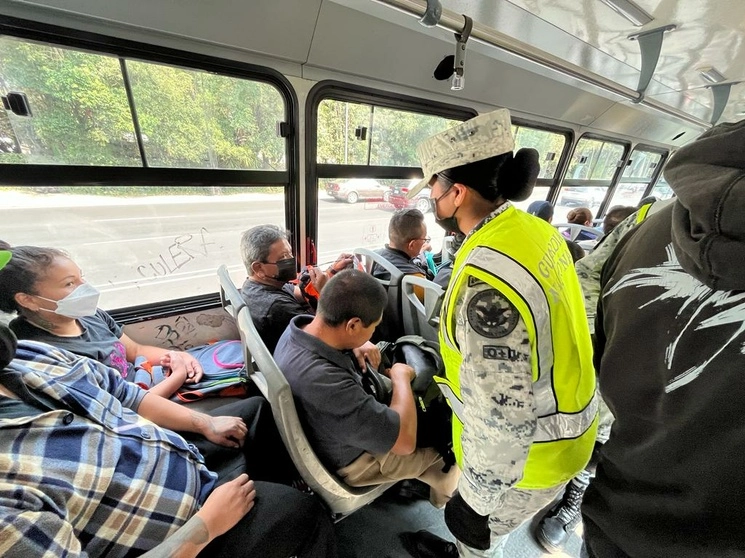 Elementos de la Guardia Nacional realiza el operativo "Pasajero Seguro", que tiene como objetivo salvaguardar la integridad física y el patrimonio de las personas que viajan en transporte público, en calzada de Tlalpan, esquina con División del Norte, en la Ciudad de México, el 4 de mayo de 2023. Foto Alfredo Domínguez