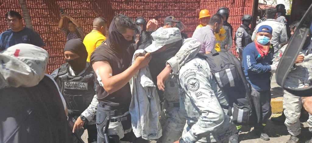 Integrantes de la Federación de Estudiantes Campesinos Socialistas de México (FECSM) irrumpieron la mañana de este lunes en las instalaciones de la fiscalía del estado, después de que el presidente Andrés Manuel López Obrador informó en su conferencia matutina que se fugó el policía estatal, que presuntamente asesinó al estudiante de la Normal de Ayotzinapa, Yanqui Kothan Gómpez Peralta. Foto Sergio Ocampo