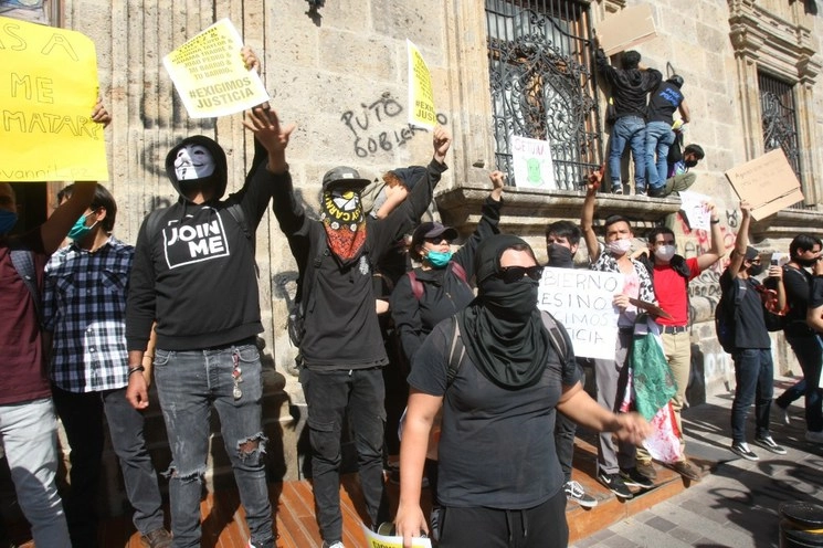 Encapuchados durante la protesta del pasado 04 de junio en Guadalajara, Jalisco. Foto Arturo Campos